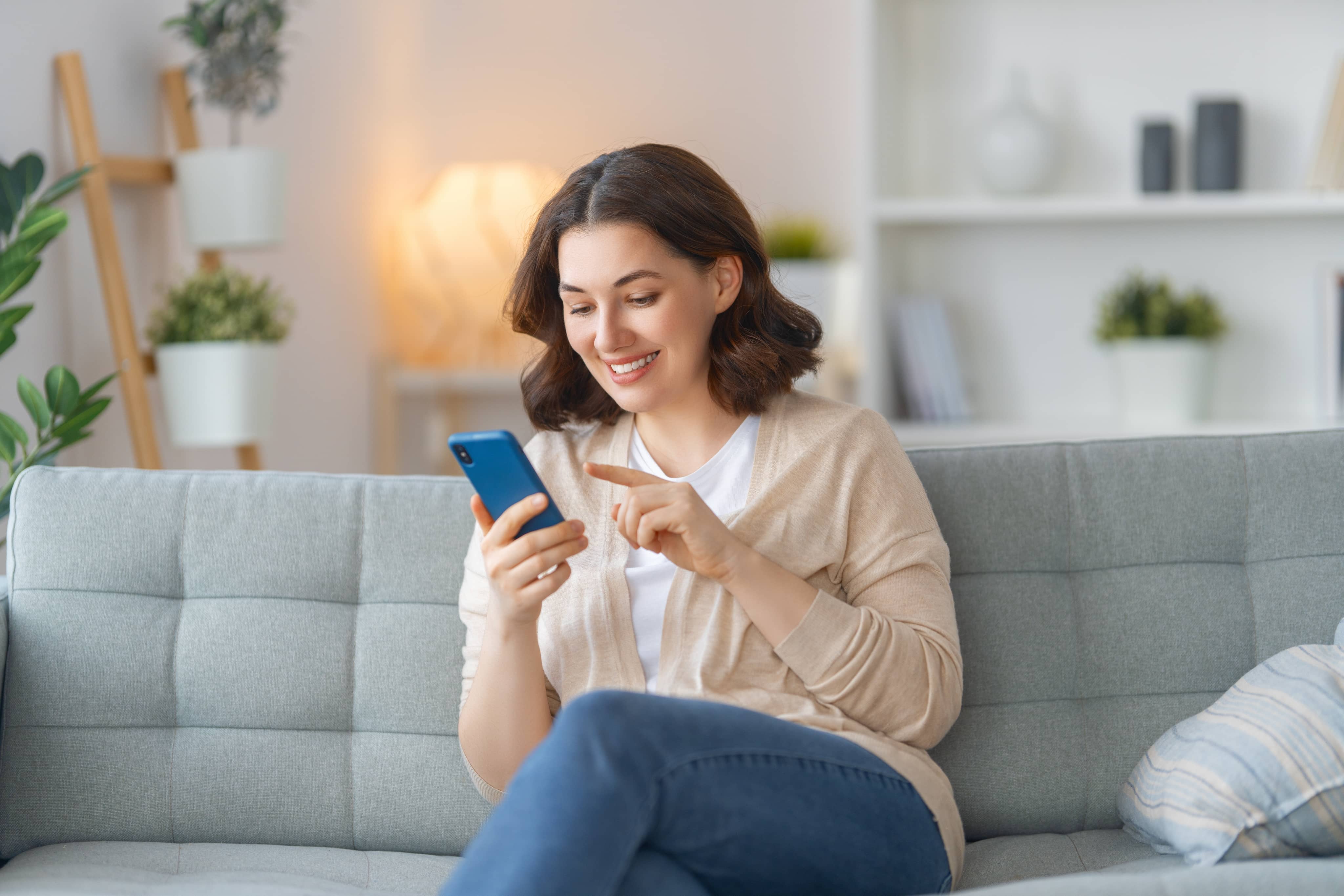 Mujer feliz revisa las ventajas de los Apartados