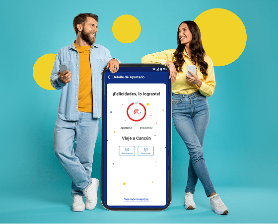 Una mujer usa la aplicación BanCoppel para apartar dinero