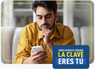 Hombre revisa en su celular tips de seguridad