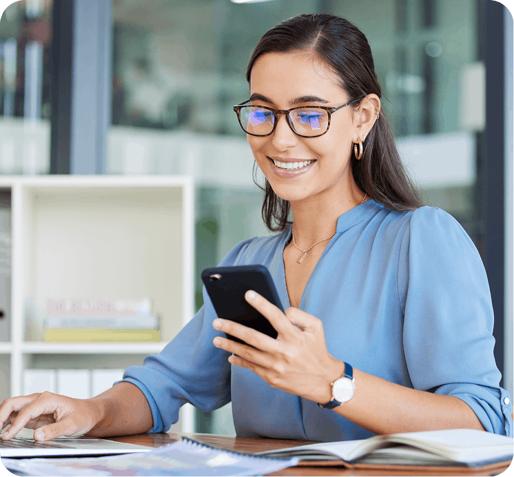 Mujer revisa en su celular las comisiones