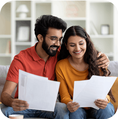 Una pareja feliz revisa requisitos y documentos para contratar Cuenta Efectiva Cheques