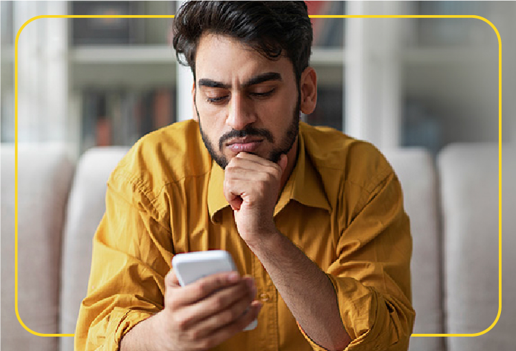Hombre revisa en su celular tips de seguridad