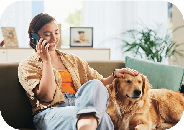 Mujer resolviendo sus dudas por telefono