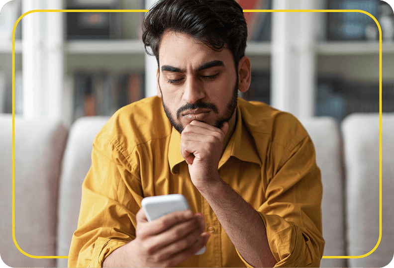 Hombre revisa en su celular tips de seguridad