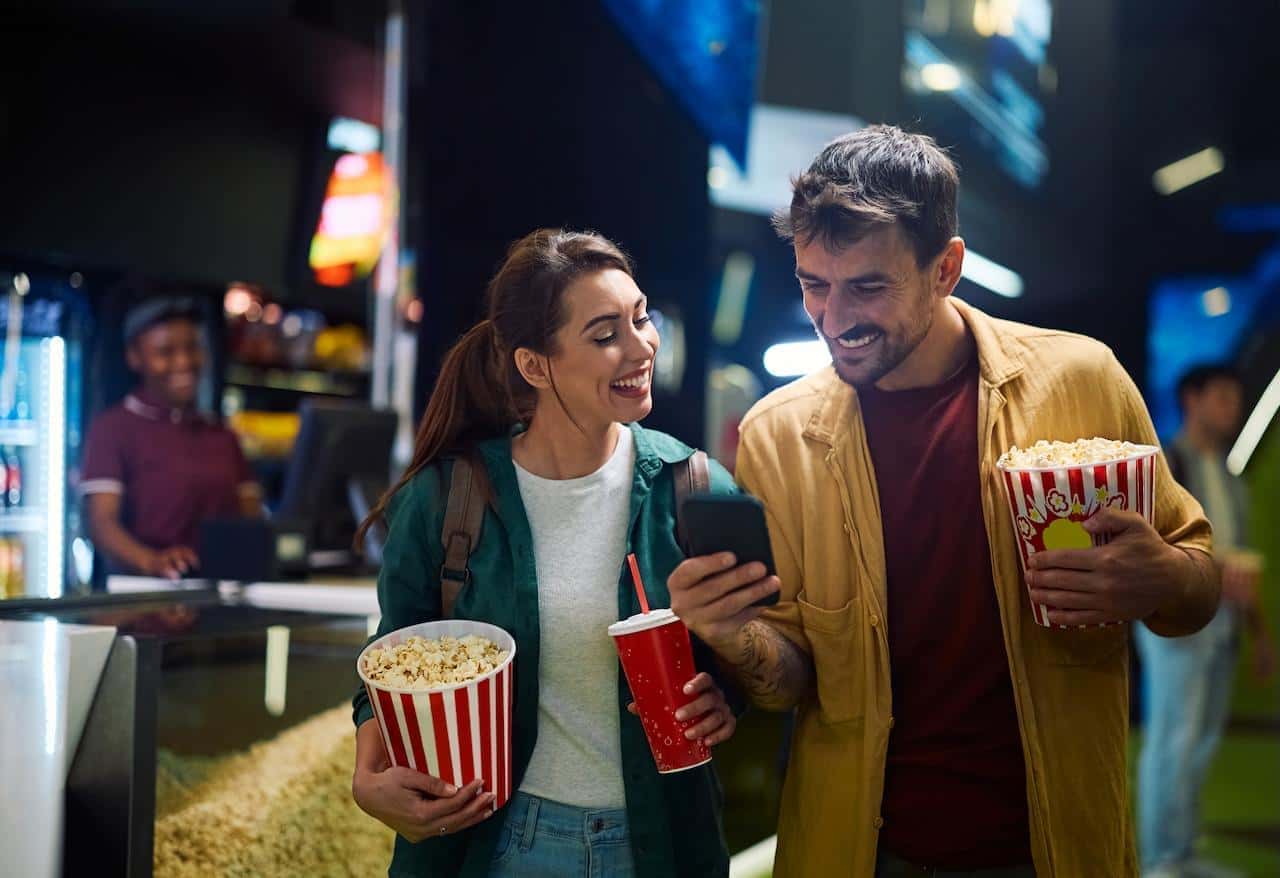 Pareja sonriente disfrutando en el cine 
