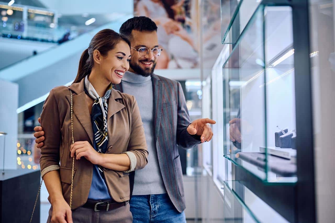 Pareja de compras en un centro comercial 