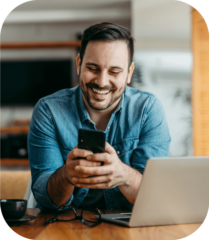 Un hombre pagando su Tarjeta de Crédito Oro BanCoppel desde su celular