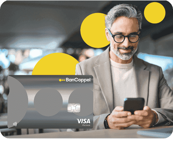 Un hombre revisa contento en su celular la invitacion a la Tarjeta de Crédito Platinum