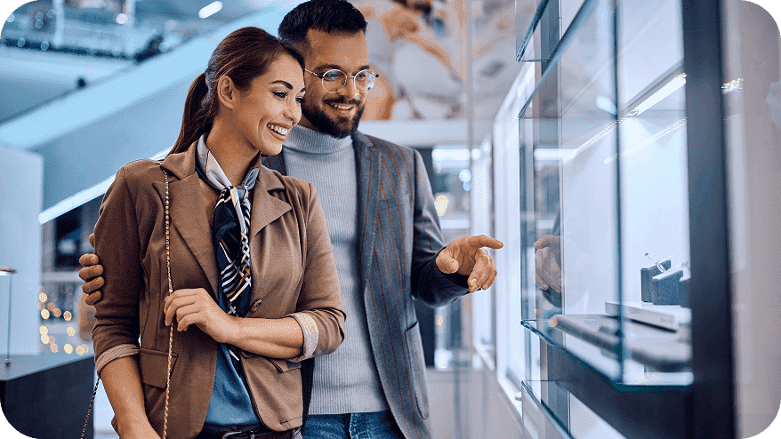 Una pareja feliz disfruta de las promociones exclusivas que le da su Tarjeta de Crédito Platinum
