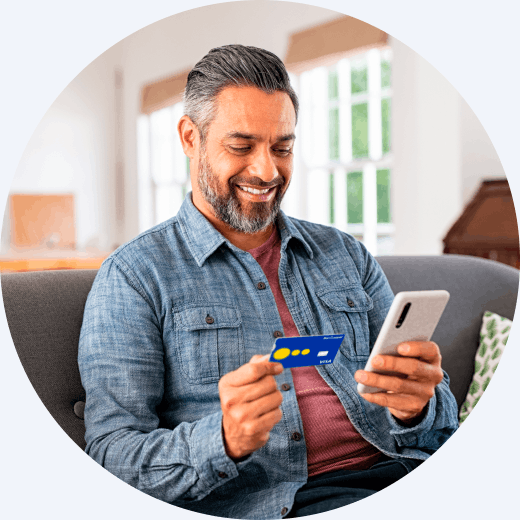 Hombre feliz revisando en su celular lo seguro de utilizar su Tarjeta de Débito BanCoppel