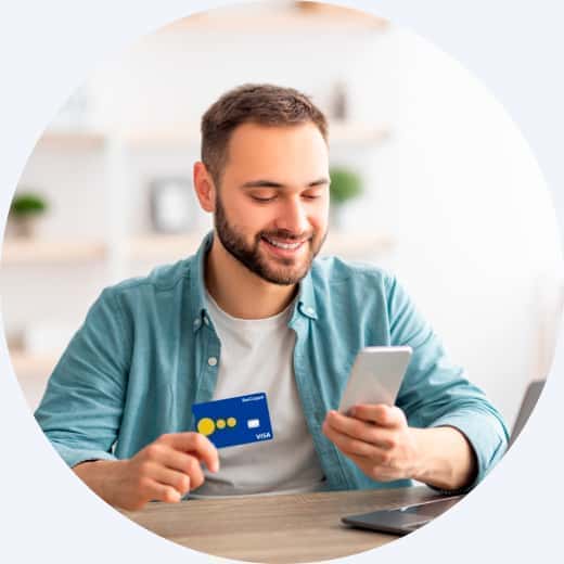 Hombre feliz utilizando su Tarjeta de Débito BanCoppel desde su celular