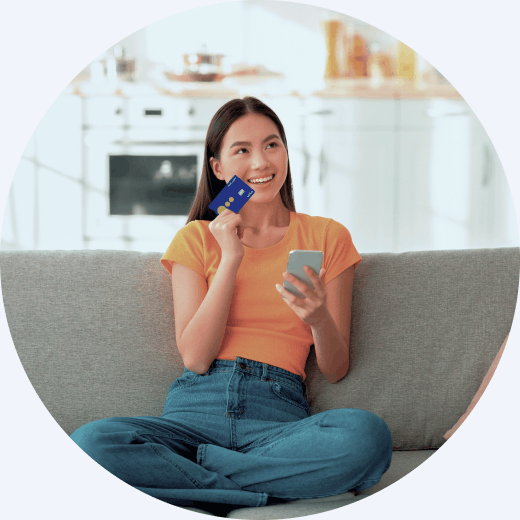 Hombre feliz revisando en su celular los beneficios de su Tarjeta de Débito BanCoppel