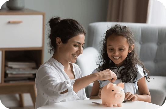 Mujer y niña ahorrando dinero