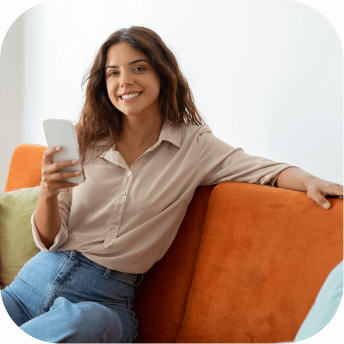 Mujer revisando ofertas del siguiente concurso
